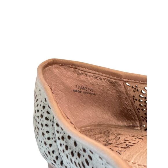 ✨ Vince Camuto Beige Suede Laser Cut Flats Size 7.5M -Elegant Perforated Loafers - Picture 7 of 7